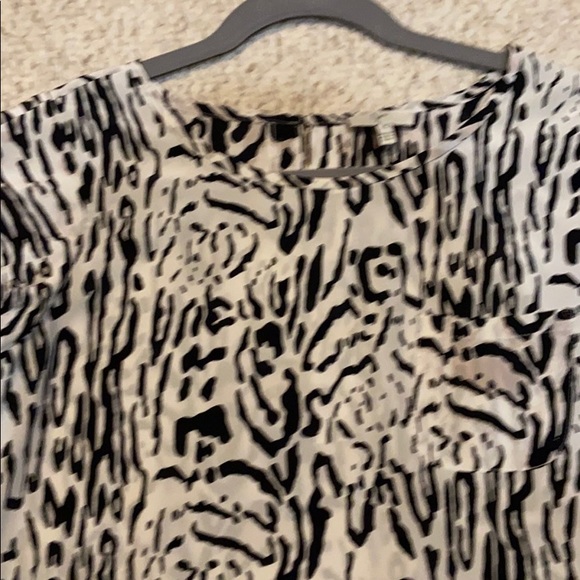 A silk Joie short sleeve blouse in size XS. - Picture 3 of 8